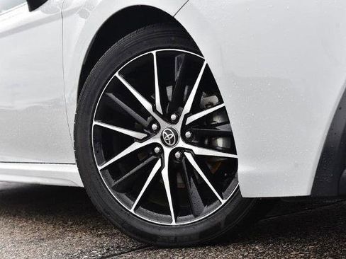 Used 2024 Toyota Camry SE image 3