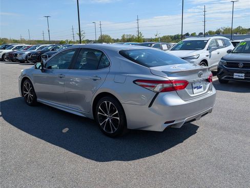 Used 2018 Toyota Camry SE image 3