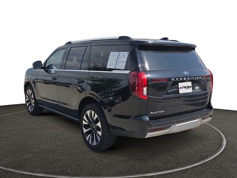 Used 2025 Ford Expedition Platinum w/ Driver's Package AWD/4WD image 3