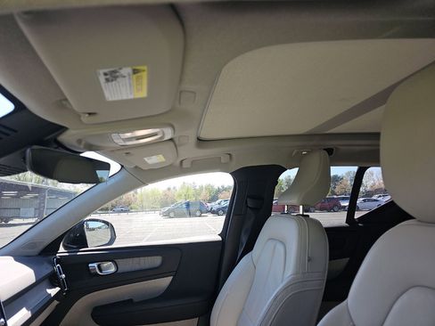 Used 2023 Volvo XC40 B5 Plus AWD/4WD image 2
