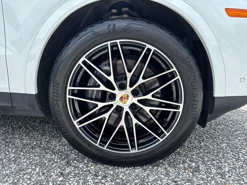 Used 2025 Porsche Cayenne w/ Premium Package Plus AWD/4WD image 37