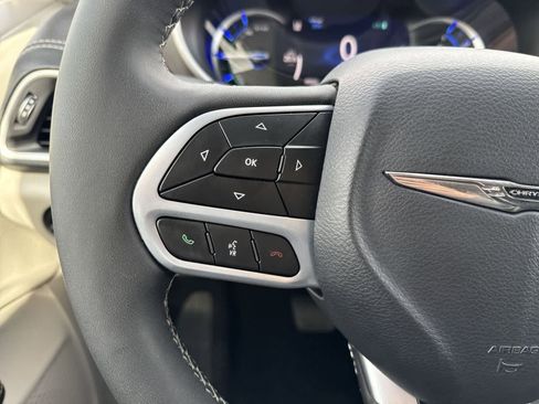 Used 2024 Chrysler Pacifica Select image 28