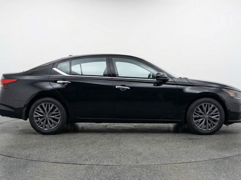 Used 2025 Nissan Altima 2.5 SV FWD image 11
