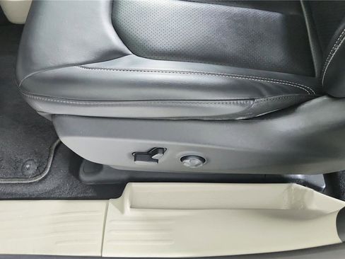 Used 2023 Chrysler Pacifica Touring-L FWD image 11