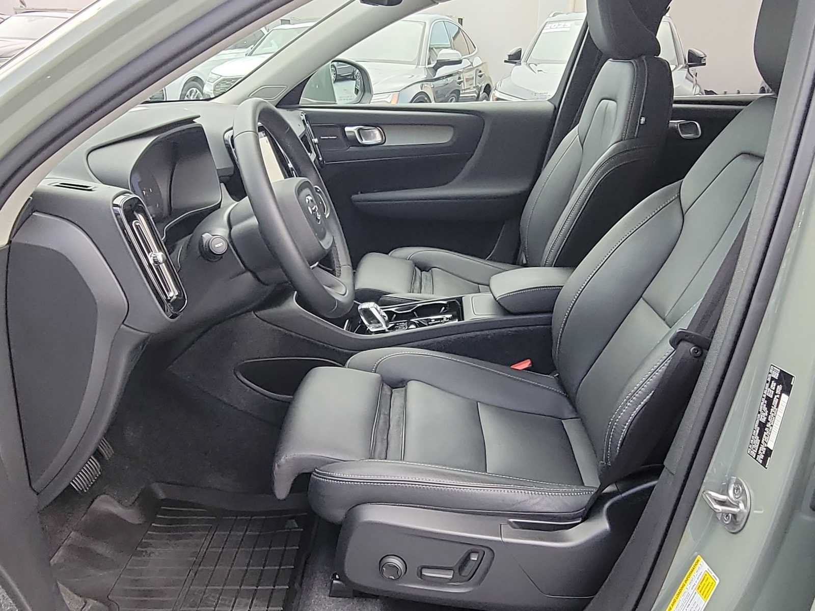 Used 2024 Volvo XC40 B5 Ultimate w/ Protection Package Premier AWD/4WD image 2