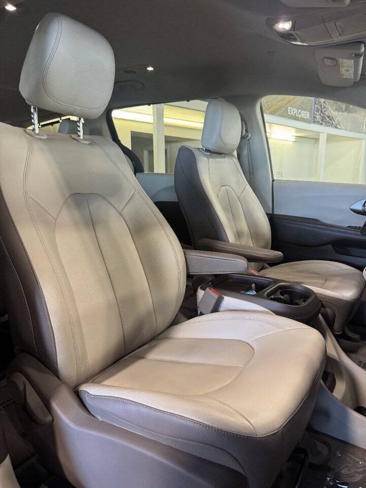 Used 2017 Chrysler Pacifica Touring-L w/ Tire & Wheel Group FWD image 6