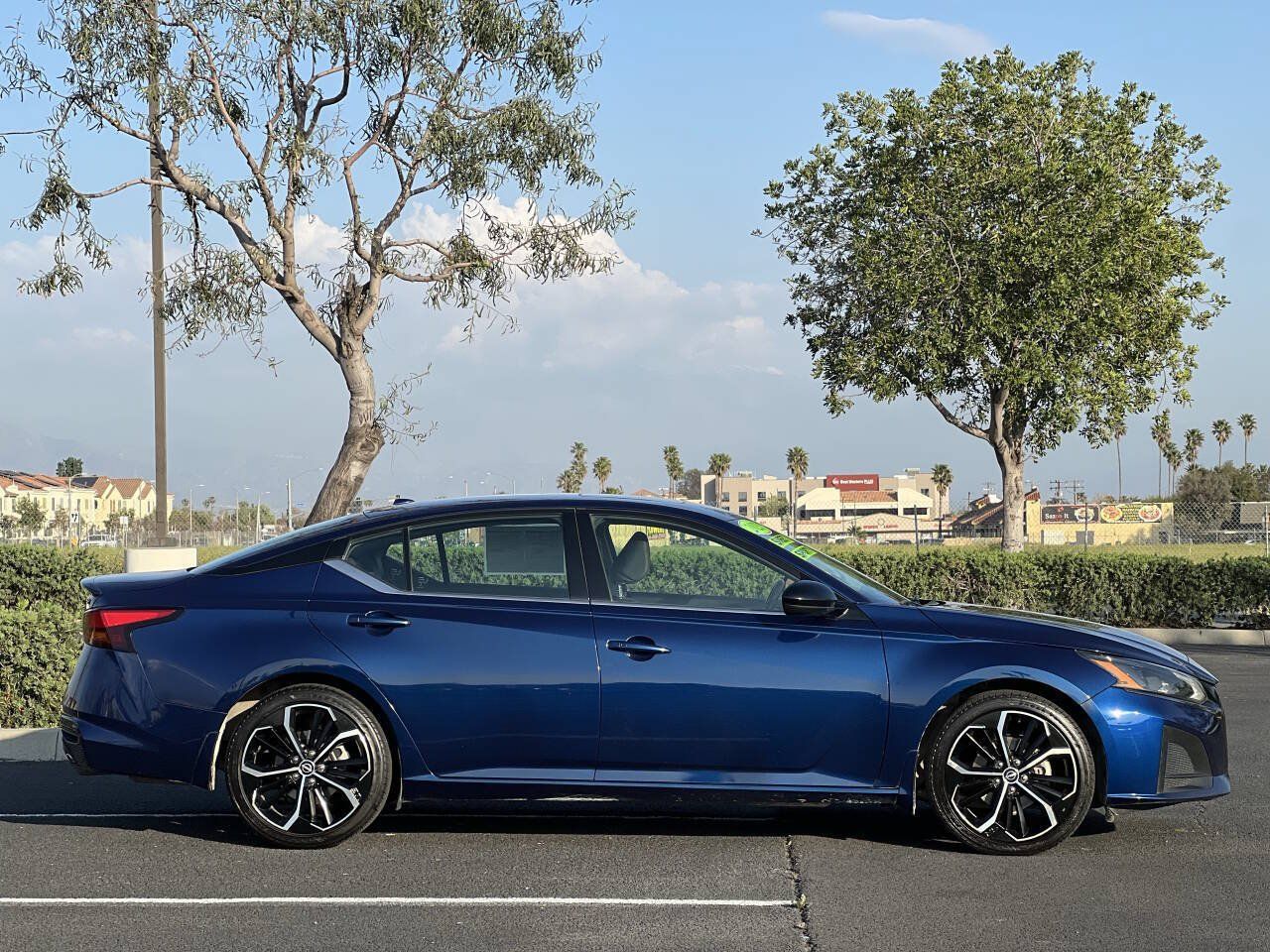 Used 2023 Nissan Altima 2.5 SR w/ SR Premium Package FWD image 2