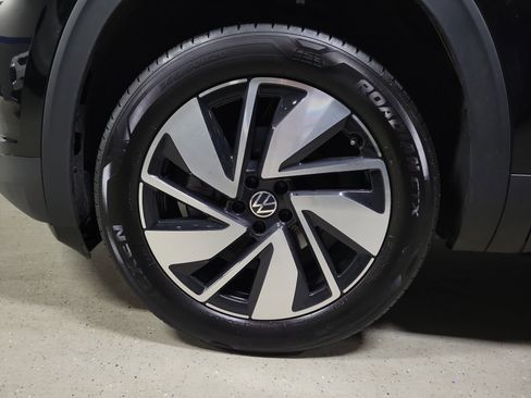 Used 2024 Volkswagen Atlas SE w/ Panoramic Sunroof Package image 6