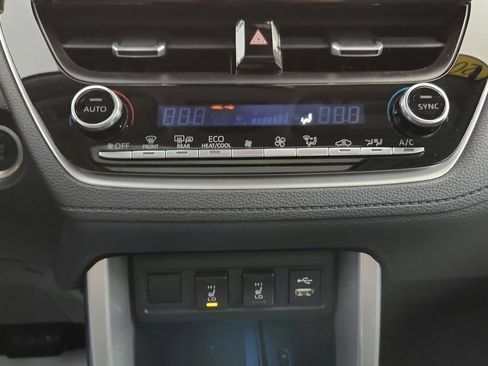 Used 2022 Toyota Corolla Cross XLE w/ Convenience Package AWD/4WD image 31