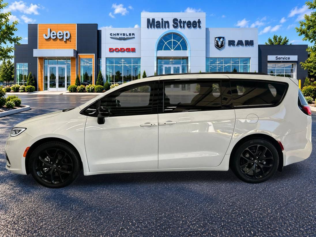 Used 2026 Chrysler Pacifica Select w/ S Appearance Package FWD image 2