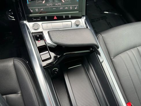 Used 2022 Audi e-tron Premium Plus w/ Premium Plus Package image 38