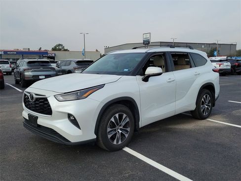 Used 2022 Toyota Highlander XLE image 12