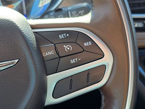 Used 2017 Chrysler Pacifica Limited image 36