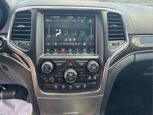 Used 2018 Jeep Grand Cherokee Overland image 12
