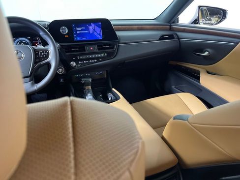 Used 2023 Lexus ES 300h w/ Premium Package image 17