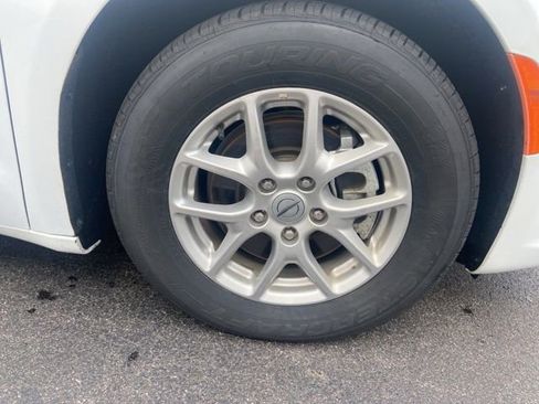 Used 2024 Chrysler Pacifica Touring-L image 11