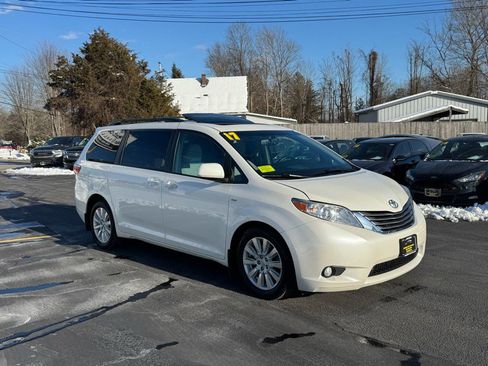 Used 2017 Toyota Sienna XLE image 3