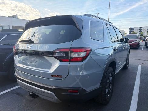Used 2025 Honda Pilot TrailSport image 3