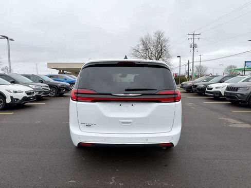 Used 2024 Chrysler Pacifica Touring-L FWD image 12