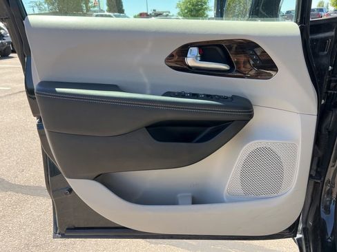 Used 2023 Chrysler Pacifica Limited FWD image 9