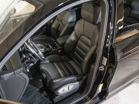 Certified 2026 Porsche Macan AWD/4WD image 5