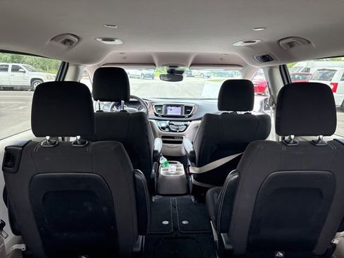Used 2023 Chrysler Voyager LX FWD image 16