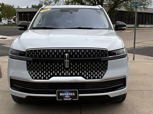 Used 2025 Lincoln Navigator Reserve AWD/4WD image 2