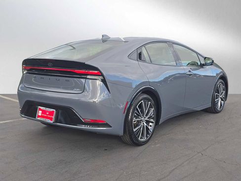 Used 2025 Toyota Prius XLE image 3