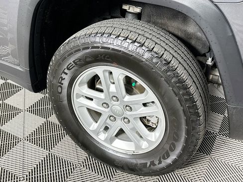 Certified 2022 Jeep Grand Cherokee Laredo w/ Luxury Tech Group I image 41