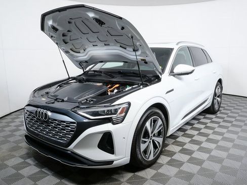 Used 2024 Audi Q8 e-tron Premium Plus image 32
