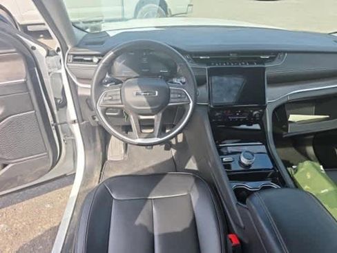 Used 2023 Jeep Grand Cherokee Limited w/ Black Appearance Package AWD/4WD image 9