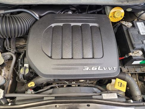 Used 2016 Chrysler Town & Country Touring w/ Driver Convenience Group FWD image 30