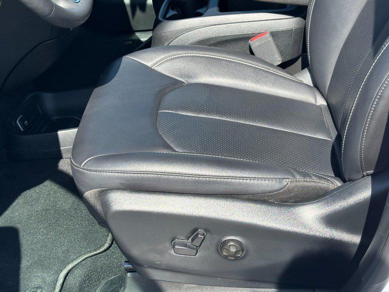 Used 2025 Chrysler Pacifica Select FWD image 18