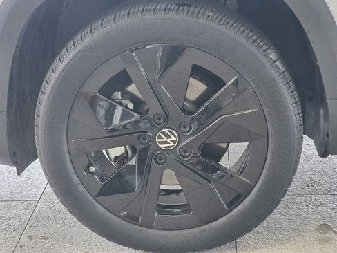 Used 2025 Volkswagen Taos SE FWD image 8