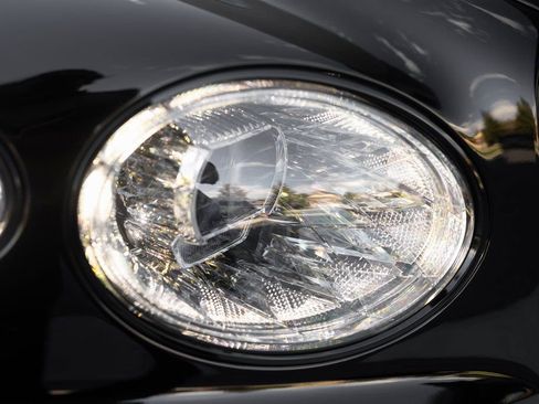 Used 2025 Bentley Bentayga image 14