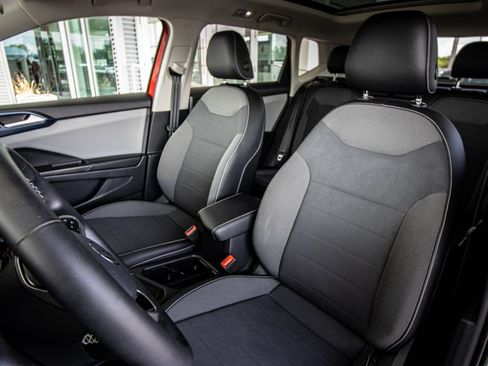 Used 2022 Volkswagen Taos SE w/ Panoramic Sunroof Package FWD image 25