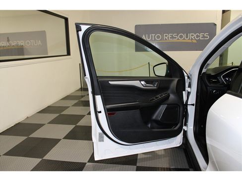 Used 2021 Ford Escape SE image 11