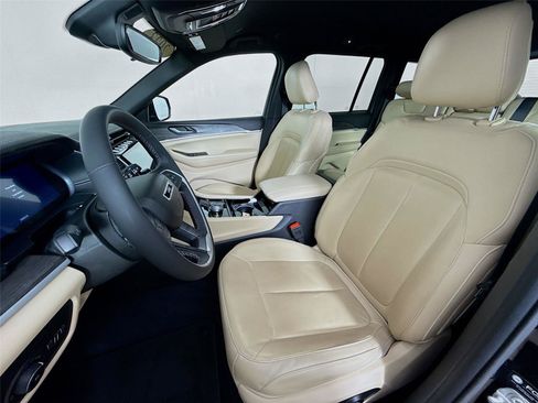 Used 2023 Jeep Grand Cherokee Limited w/ Black Appearance Package AWD/4WD image 5