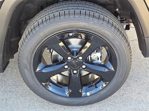 New 2025 Jeep Grand Cherokee Limited w/ Black Appearance Package image 8