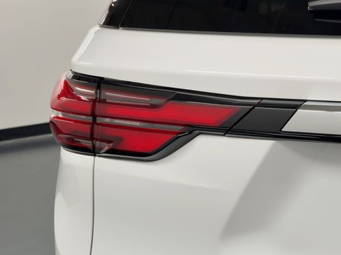 Used 2023 Chevrolet Traverse LT image 13