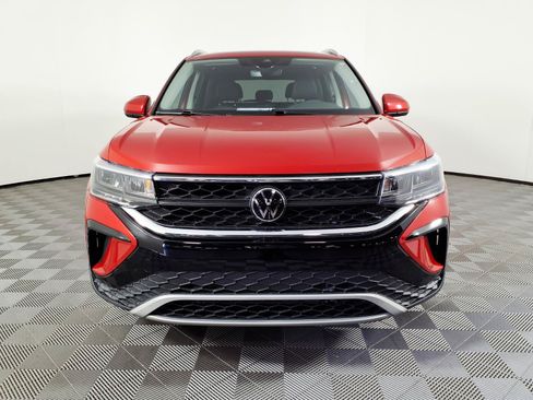 Used 2024 Volkswagen Taos SE w/ Panoramic Sunroof Package FWD image 2