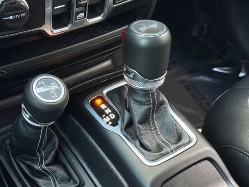 Used 2023 Jeep Wrangler Unlimited Sahara AWD/4WD image 16