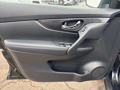 Used 2018 Nissan Rogue SV AWD/4WD image 8