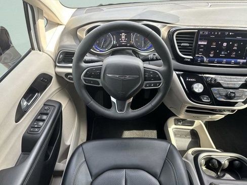 Used 2024 Chrysler Pacifica Touring-L FWD image 13