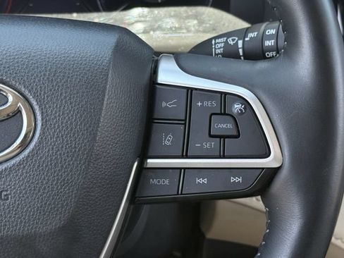 Used 2024 Toyota Highlander Limited FWD image 14
