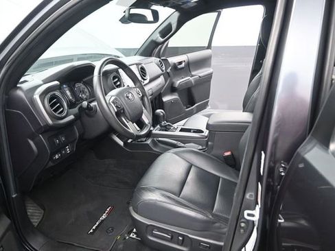 Used 2023 Toyota Tacoma TRD Off-Road w/ TRD Premium Off Road Package AWD/4WD image 4