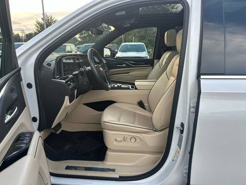 Used 2024 Cadillac Escalade Premium Luxury AWD/4WD image 8