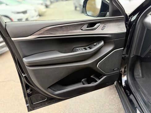 Used 2022 Jeep Grand Cherokee Limited image 20