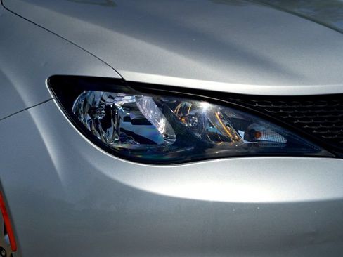 Used 2022 Chrysler Voyager LX FWD image 4