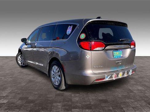 Used 2018 Chrysler Pacifica L image 4
